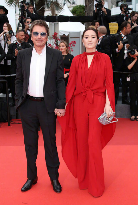Củng Lợi được chồng Tây hơn 17 tuổi nắm chặt tại xuất hiện trên thảm đỏ LHP Cannes 2023 ngày 3 - Ảnh 2